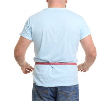 Beyaz arka plan kasette ölçme ile adam kilolu