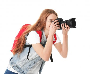 Beyaz arka plan üzerinde kamera ile kadın fotoğrafçı