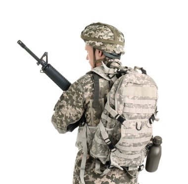 Makineli tüfek beyaz arka planda erkek asker. Askerlik Hizmeti