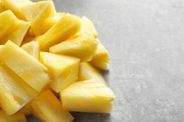 Gri arka plan üzerinde taze ananas dilimleri
