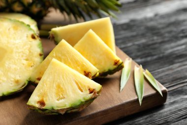 Ahşap masa, closeup üzerinde taze dilimlenmiş ananas