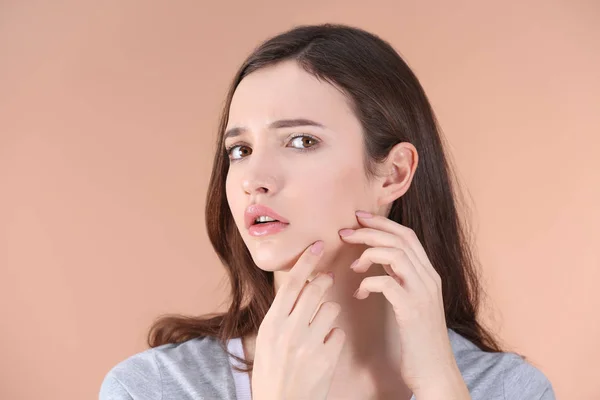 Tienermeisje met acneprobleem tegen een achtergrond met kleur — Stockfoto