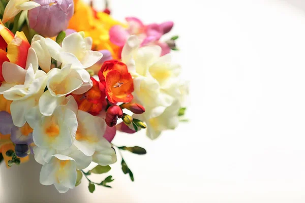 Красивий букет квітів фрезії на світлому фоні — стокове фото