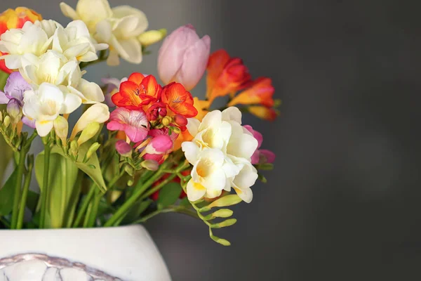 Hermoso ramo de flores de freesia, primer plano —  Fotos de Stock