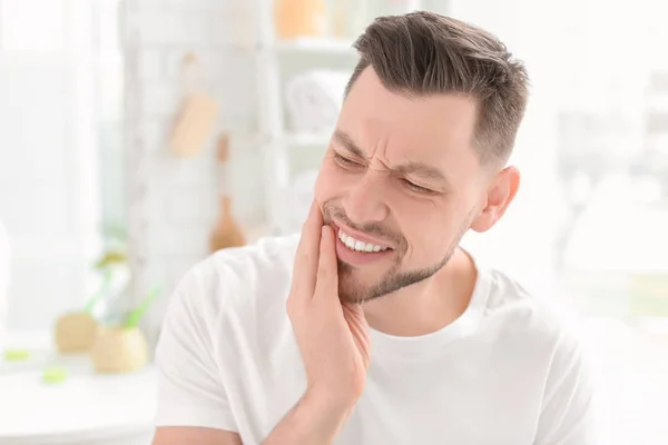 Jeune homme souffrant de maux de dents à l'intérieur — Photo