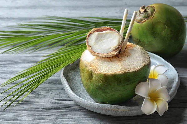 Verse groene kokosnoot op houten tafel — Stockfoto