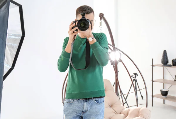 Joven fotógrafo trabajando en estudio profesional — Foto de Stock