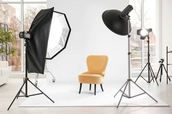 Кресло в фотостудии с профессиональным оборудованием — стоковое фото