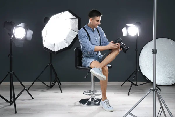 Joven fotógrafo trabajando en estudio profesional — Foto de Stock