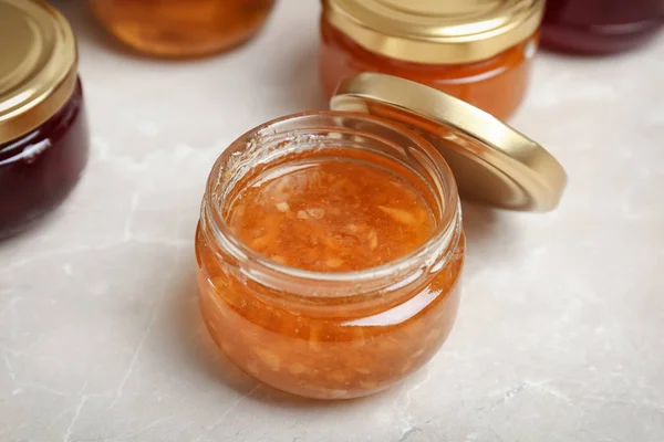 Potten met verschillende zoete jam op tafel — Stockfoto