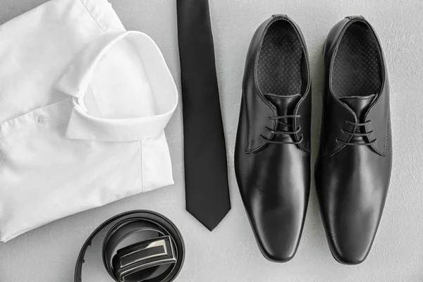 エレガントな男性靴とアクセサリー明るい背景上の組成 — ストック写真