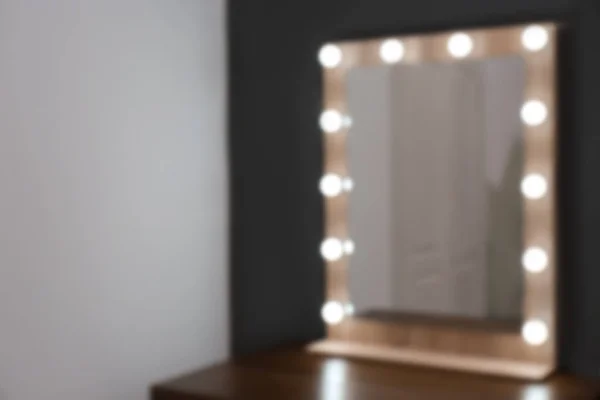 Hermoso espejo en la habitación de maquillaje moderno, vista borrosa —  Fotos de Stock