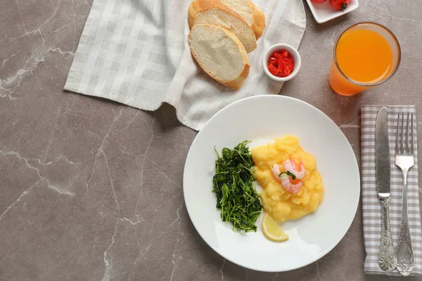 Prato com camarão saboroso fresco e grãos na mesa — Fotografia de Stock