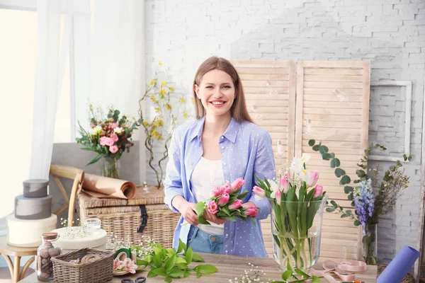 Decorador femenino creando hermoso ramo en la mesa — Foto de Stock