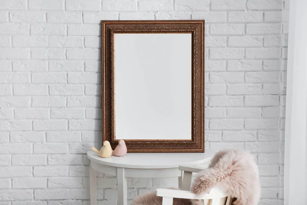 Красивое зеркало на столе в современной гримерке — стоковое фото