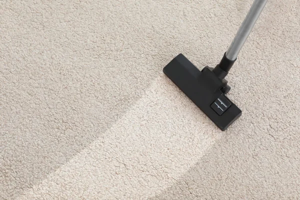 Vacuum cleaner di karpet — Stok Foto
