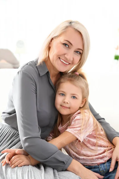 Linda niña y su abuela en casa — Foto de Stock