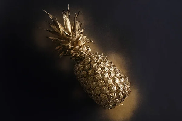 Üstten Görünüm koyu gri arka plan üzerinde altın ananas — Stok fotoğraf