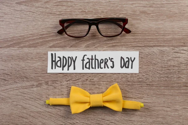 Vlinderdas en glazen op de houten achtergrond. Father's day viering — Stockfoto