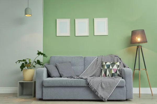 Стильный интерьер комнаты с удобным диваном — стоковое фото