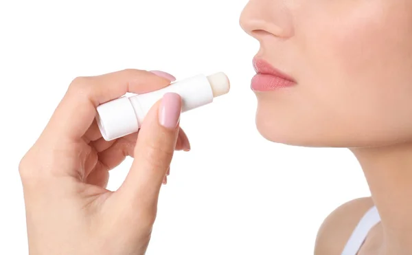 Frau Anwendung hygienischer Lippenbalsam, auf weißem Hintergrund — Stockfoto