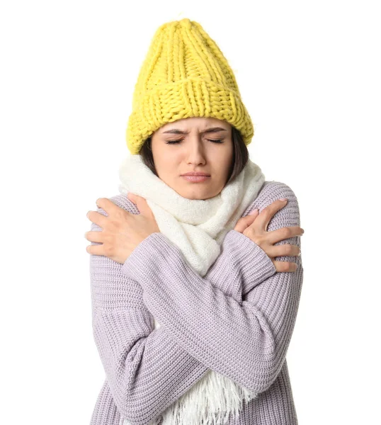 Молода жінка в теплому одязі страждає від холоду на білому тлі — стокове фото