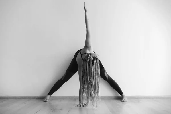 Mladá žena cvičí jógu uvnitř — Stock fotografie
