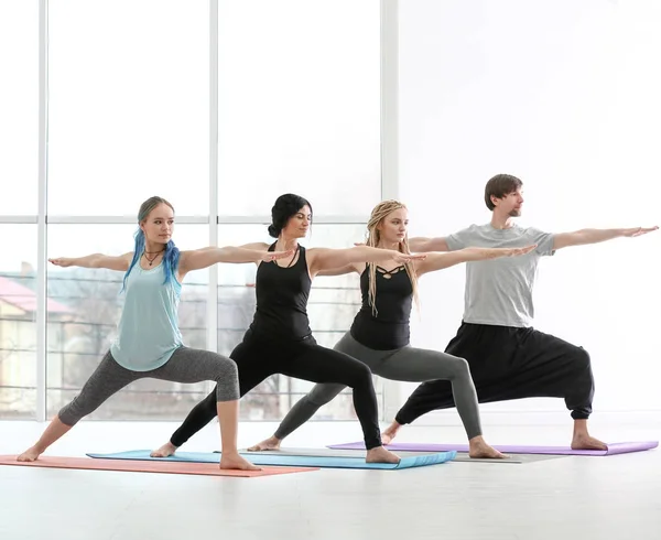 Grupo de personas que practican yoga en interiores — Foto de Stock