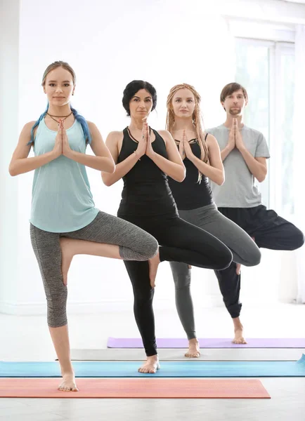 Grupul de oameni care practică yoga în interior — Fotografie, imagine de stoc