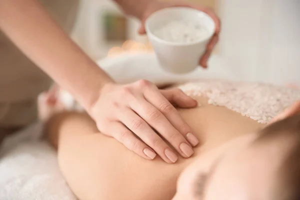 Bella giovane donna con massaggio con scrub corpo nel salone spa — Foto Stock