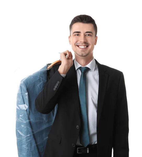 Pengusaha muda memegang gantungan dengan jaket dalam kantong plastik di latar belakang putih. Layanan Dry-cleaning — Stok Foto