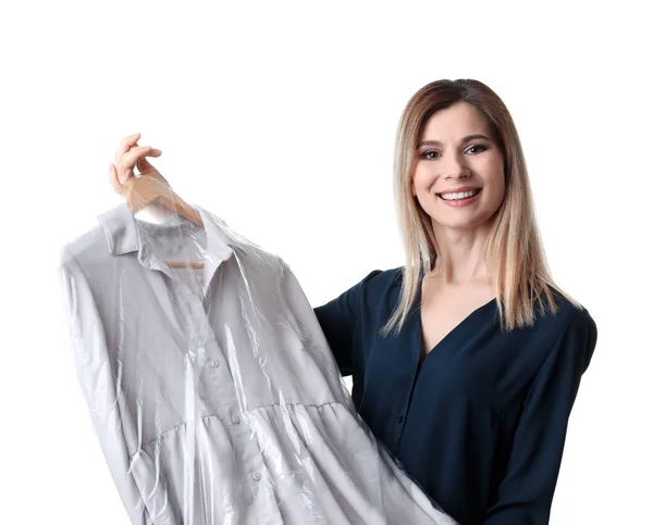 Ung kvinna anläggning hängare med klänning i plastpåse på vit bakgrund. Kemtvätt — Stockfoto