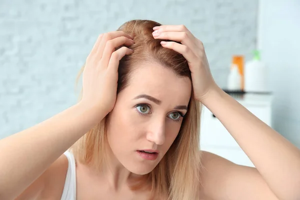 Junge Frau mit Haarausfall-Problem zu Hause — Stockfoto