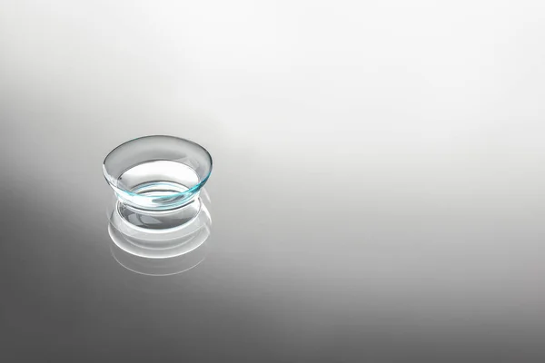 Contact lens op grijze achtergrond — Stockfoto