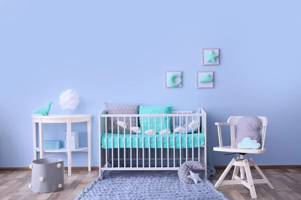 婴儿房内与婴儿床附近的墙壁 — 图库照片