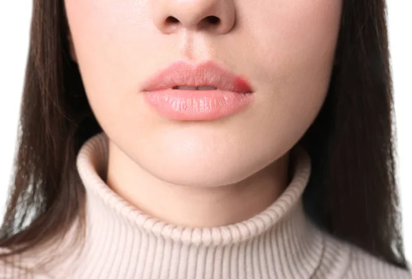 Mujer joven sobre fondo blanco, primer plano. Concéntrate en labios — Foto de Stock