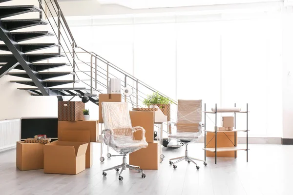 Cajas móviles y muebles en nueva oficina — Foto de Stock