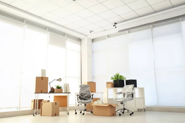 Om dozen en meubels bewegen in nieuwe kantoor — Stockfoto