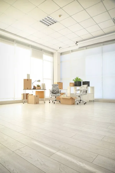 Boîtes de déménagement et mobilier dans un nouveau bureau — Photo