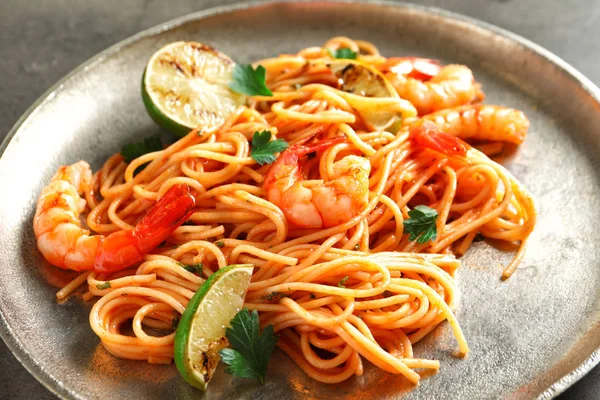Leckere Pasta mit Garnelen auf Teller — Stockfoto