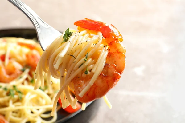 Essen von leckeren Pasta mit Garnelen, Nahaufnahme — Stockfoto