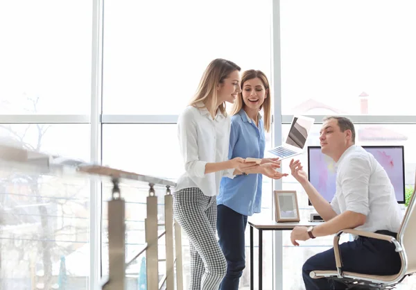 Jongeren met bedrijfskundige opleiding in kantoor — Stockfoto