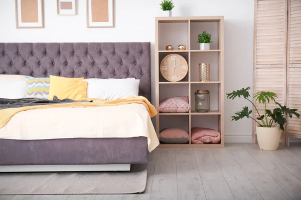 Интерьер спальни с удобной мягкой кроватью — стоковое фото