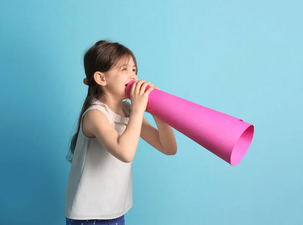 Adorable niña con megáfono de papel sobre fondo de color —  Fotos de Stock