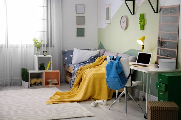 Quarto infantil moderno interior com cama confortável — Fotografia de Stock