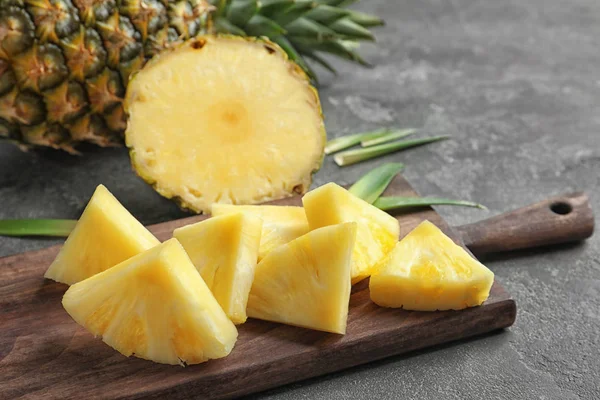 Taze dilimlenmiş ananas, closeup ile ahşap tahta