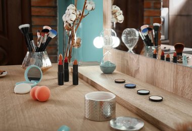 Dekoratif kozmetik ve tuvalet Masası makyaj odasında, closeup araçları