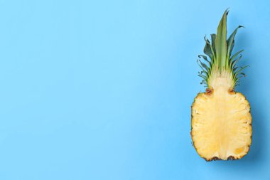 Taze ananas yarım açık renk arka plan