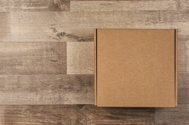 Ahşap zemin üzerinde karton kutu