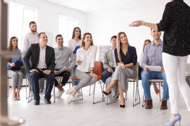 Kadın iş eğitmeni ofiste nutuk